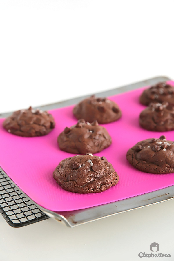 Nutella Therapy Cookies-These feel-good-cookies are studded with chocolate chips, stuffed with Nutella & sprinkled with sea salt.