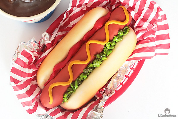 Fast Food Cakes...A complete meal of cheeseburger, hotdog and cola made with a 100% cake and covered in fondant.  (Time-lapse video included).