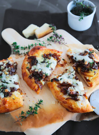 FRENCH ONION SOUP FLATBREAD {All the flavors of the classic soup, packed in one delicious, ooey gooey flatbread, PLUS the quickest & easiest way to caramelize onions!}