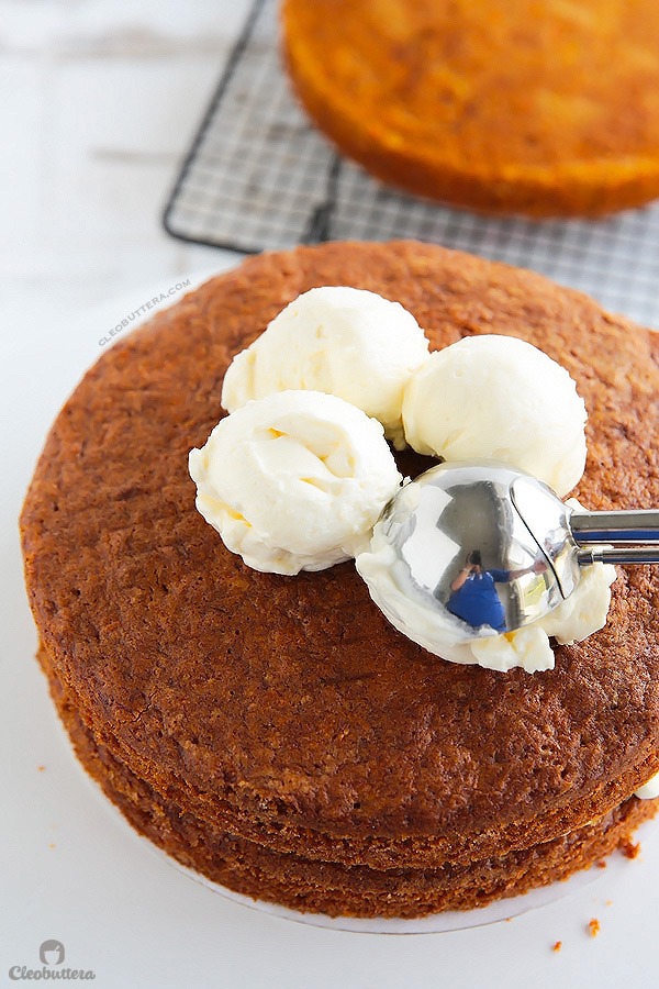 INCREDIBLE CARROT CARROT CAKE WITH CREAM CHEESE FROSTING {Simply classic, but probably the BEST recipe out there. And that cream cheese frosting is so creamy, perfectly sweet and very stable!}