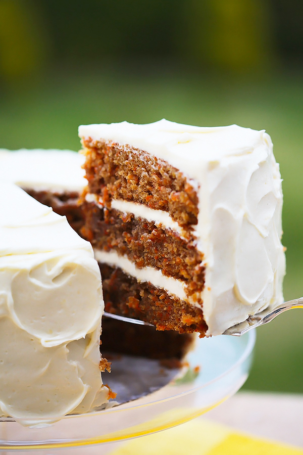 INCREDIBLE CARROT CARROT CAKE WITH CREAM CHEESE FROSTING {Simply classic, but probably the BEST recipe out there. And that cream cheese frosting is so creamy, perfectly sweet and very stable!}