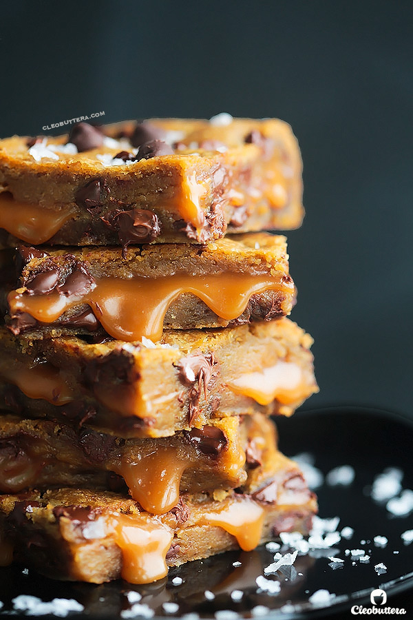 SALTED CARAMEL STUFFED COOKIE BARS {Browned butter chocolate chip cookie dough sandwiching a sinfully delicious, homemade salted caramel sauce} 