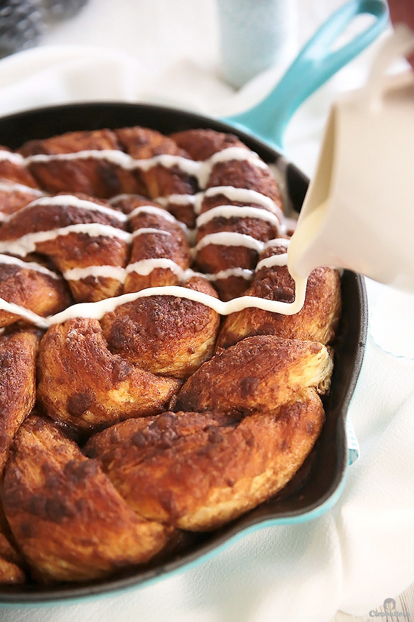 This giant skillet cinnamon roll with cream cheese glaze is an incredibly delicious “twist” on the classic favorite. Slightly crusty on the outside, irresistibly squishy soft and gooey on the inside. 