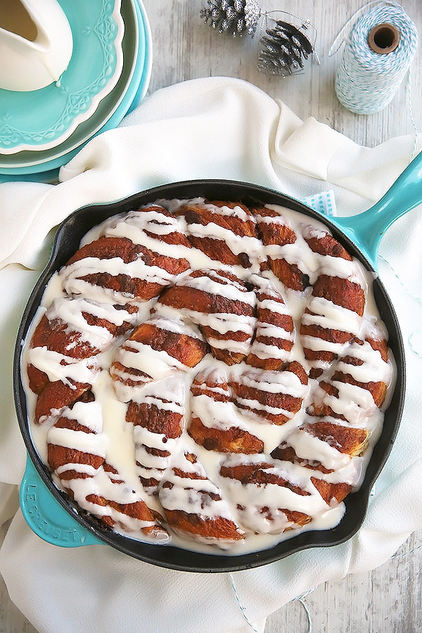 This giant skillet cinnamon roll with cream cheese glaze is an incredibly delicious “twist” on the classic favorite. Slightly crusty on the outside, irresistibly squishy soft and gooey on the inside.