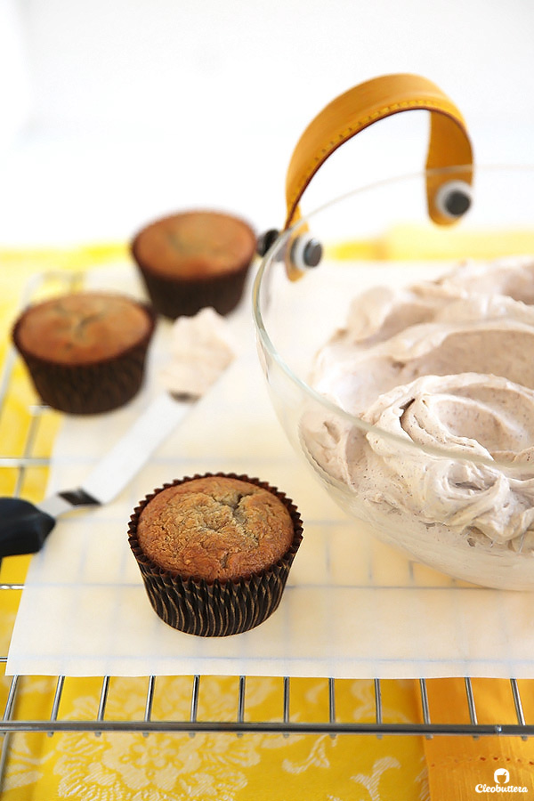 Moist and tender banana cupcakes bursting with banana flavor! Browned butter cinnamon cream cheese frosting makes them incredibly delicious. 