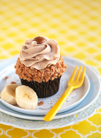 Moist and tender banana cupcakes bursting with banana flavor! Browned butter cinnamon cream cheese frosting makes them incredibly delicious.