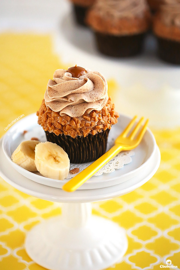 Moist and tender banana cupcakes bursting with banana flavor! Browned butter cinnamon cream cheese frosting makes them incredibly delicious. 