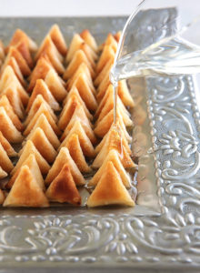 These tiny ‘lil sweet treats will disappear off the plate in no time! Miniature crispy samosa wrappers filled with cream cheese and sweetened with a drizzle of thick sugar syrup. Good luck stopping at one!